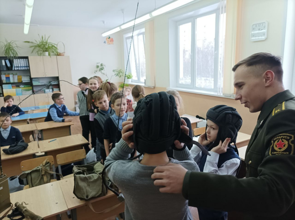 Курсант И. М. Байда рассказывает учащимся младших классов про современные средства связи